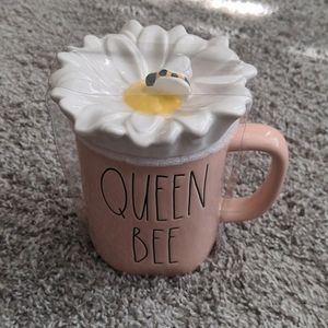 NWOT Rae Dunn Queen Bee mug